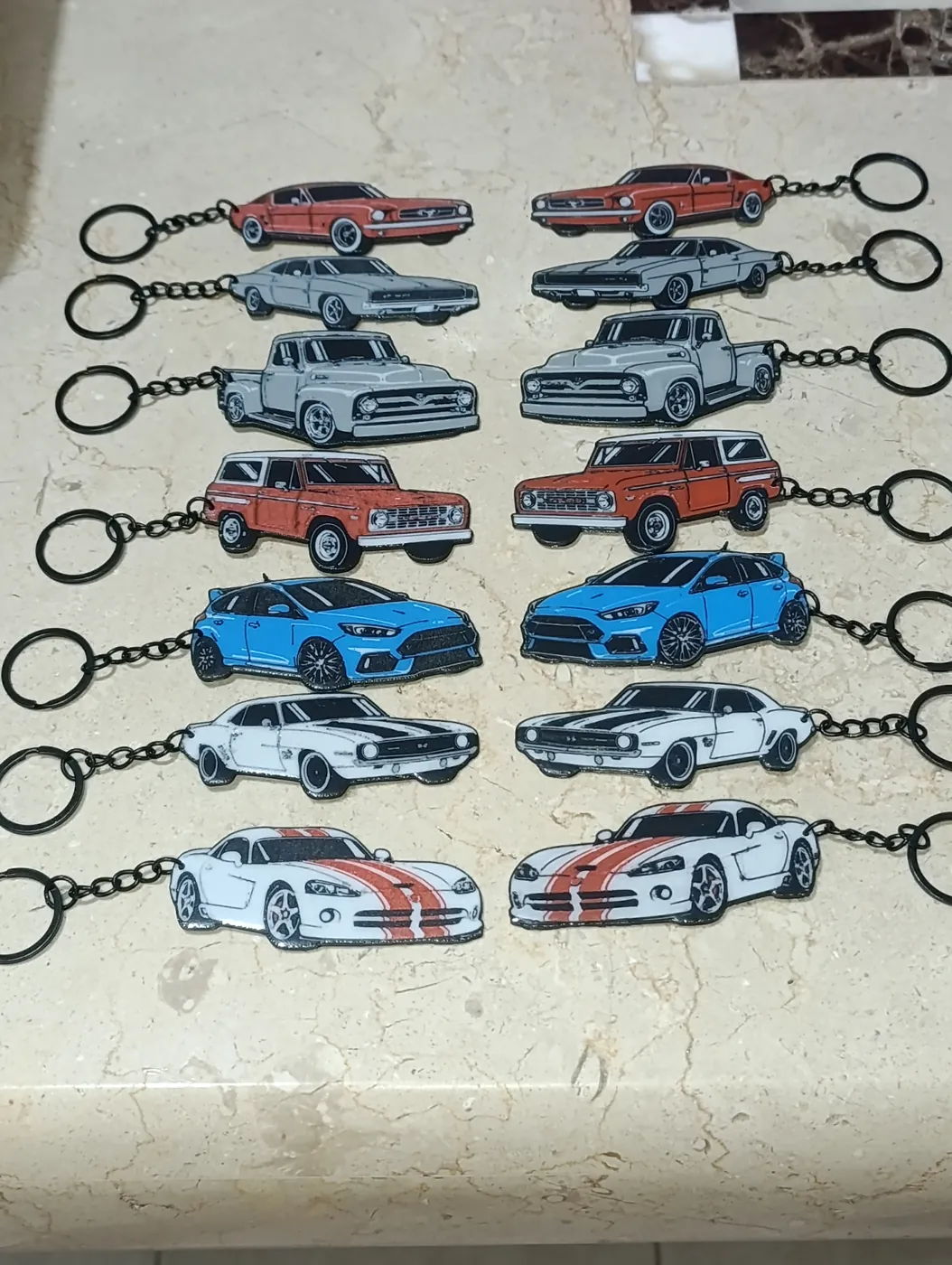 Serie de llaveros automotrices personalizados con distintos modelos de vehículos